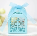 Détail d'une boîte à dragées bleu clair découpée au laser avec motif de croix - Bleu Turquoise