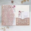 Dettaglio dell'invito di nozze traforato glitter oro rosa con carta floreale - Oro Mela