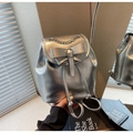 Detail eines silbernen Metallic-Minirucksacks mit Lederschleife und Kettenriemen-Design - Silber