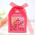 Détail de la boîte de mariage découpée au laser rouge avec croix et ruban en organza - Rouge Perlé