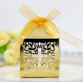 Detail der goldene lasergeschnittenen Gastgeschenkbox mit Kreuz und Organzaband - Reflektierendes Gold
