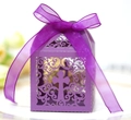 Détail macro de la boîte à bonbons violette avec croix découpée et ruban satin - Violet foncé