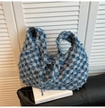 Detail van blauw-witte geruite denim draagtas met stijlvolle gerafelde franjes aan de rand - Lichtblauw