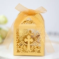Goldene lasergeschnittene Kreuz-Geschenkbox mit hohlen Reben und passendem Goldschleifenband - Gold