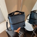 Sac seau en jean bleu avec poignées en cuir noir et bandoulière réglable chic - Bleu Denim avec Noir