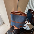 Sac seau rétro en jean bleu avec poignées en cuir marron et attaches métalliques - Bleu Denim avec Marron