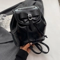 Eleganter schwarzer Damenrucksack mit großer Schleife und schicker Metallkette - Schwarz