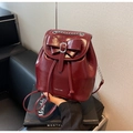 Burgunderroter Lederrucksack in Hochglanzoptik mit Vintage-Schleife und Kettenriff - Burgunderrot