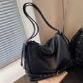 Grand sac à bandoulière noir avec texture litchi et détails d'œillets argentés - Noir