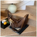 Dunkelbraune Hobo-Tasche aus Wildleder mit Holzperlen und glattem Schultergurt - Kaffee mit Anhänger