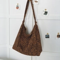 Borsa hobo a spalla con classica stampa leopardata e dettaglio decorativo a nodo - Marrone