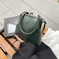Detailansicht der dunkelgrünen Vintage-Ärztetasche mit weißen Nähten und Metallverschluss - Grün