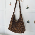 Borsa hobo retrò in tessuto con stampa leopardata e dettaglio tracolla annodata - Stampa Leopardata Grande