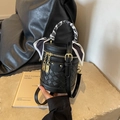 Sac seau noir tressé chic avec poignée en foulard de soie et détails dorés - Noir