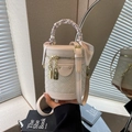 Sac seau beige chic avec texture tissée et détail de poignée en foulard de soie - Blanc Cassé