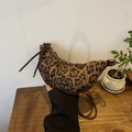 Leopardenmuster Halbmond-Tasche mit matter Textur und Kordelzug-Details aus Metall - Dunkelbeige