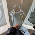 Sac seau bleu clair avec texture tissée, poignée foulard en soie et cadenas doré de luxe - Bleu