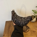 Umhängetasche mit Leopardenmuster, gewebtem Gurt und grauer Halbmondform - Grau