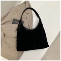Primer plano de bolso hobo de ante negro con correas de cuero sobre fondo textil beige - Negro