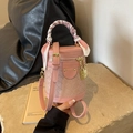 Sac seau rose cylindrique avec texture tissée et poignée ornée d'un foulard en soie - Rose