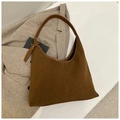 Détail du sac hobo en daim marron café avec coutures et bandoulière en cuir souple - Marron
