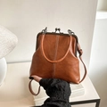Détail d'un sac à main vintage caramel avec fermoir métallique et poignée élégante - Marron