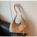 Detailaufnahme einer braunen Hobo-Tasche aus Wildleder mit verstellbarem Riemen - Khaki