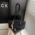 Sac bandoulière en daim noir avec poignées en corde et pendentif en perles de bois - Avec Pendentif / Noir