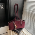 Sac à épaule vintage en daim bordeaux avec fines anses en corde et perles déco - Avec Pendentif / Rouge
