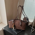 Sac à épaule marron foncé en daim mat avec pompon en perles et fines lanières - Avec Pendentif / Marron