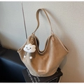Dettaglio della borsa tote in pelle scamosciata color cammello con ciondolo a nuvola - Cachi (Con Ciondolo a Nuvola)