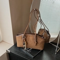 Sac sous le bras rétro en daim marron avec bretelles nouées et perles en bois - Avec Pendentif / Marron