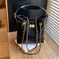 Bolso tipo cubo retro negro acolchado en ante sintético con cierre giratorio dorado - Negro