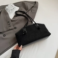 Minimalistische schwarze Wildleder-Schultertasche mit dicken, gewebten Seilgriffen - Ohne Anhänger / Schwarz