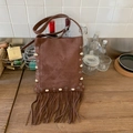 Braune Schultertasche aus Wildleder mit langen Fransen und Nieten in Lifestyle-Optik - Braun