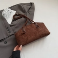 Minimalistische große dunkelbraune Wildleder-Tote-Bag für Damen auf grauem Blazer - Ohne Anhänger / Braun