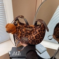 Sac hobo imprimé léopard avec pendentif chien en peluche et bandoulière en cuir - Avec Pendentif / Fauve