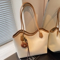 Sac fourre-tout crème chic avec liseré marron et un joli pendentif ours en peluche - Beige Avec Charme