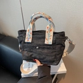 Schwarze Denim-Einkaufstasche mit bunter Blumenstickerei an cremeweißen Henkeln - Schwarz