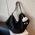 Borsa tote nera opaca retrò con ciondolo a nuvola e patch rettangolare di classe - Nero (Con Ciondolo A Nuvola)