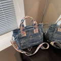 Blaue Denim-Tragetasche mit geblümten Stickereien und praktischer Vordertasche - Blau