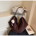 Grande borsa tote in pelle scamosciata marrone scuro con ciondolo a nuvola di peluche - Caffè (Include Ciondolo a Nuvola)