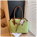 Détails du sac cabas en suédine verte avec sangles en cuir marron et boucle décorative - Vert avec Pendentif