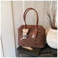 Détail d'un grand sac cabas vintage en daim marron avec pendentif ours en peluche chic - Marron avec pendentif