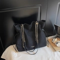 Modische schwarze Wildleder Eimertasche mit Kordelzug und goldener Metallkettenriemen - Schwarz Groß