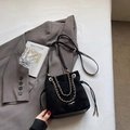 Sac seau chic en daim noir avec chaîne dorée épaisse et bandoulière réglable en cuir - Noir Petit