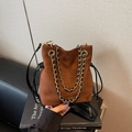 Sac seau chic en daim marron avec poignée chaîne or et noir et bandoulière en cuir fin - Marron Petit