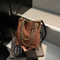 Sac seau en daim marron foncé avec élégantes poignées en chaîne dorée et cordon de serrage - Café Petit