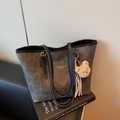 Bolso tote gris oscuro con ribete negro y un colgante de oso de peluche beige - Negro (Con Colgante)