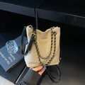 Sac seau minimaliste en daim beige avec chaîne dorée et bandoulière en cuir noir - Beige Petit